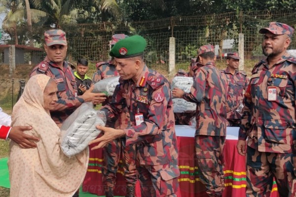 শীতের মইধ্য যে গরম কাফড় কিন্নাম এই টেহা নাই। আইজ একটা কম্বল দিছে বিজিবি