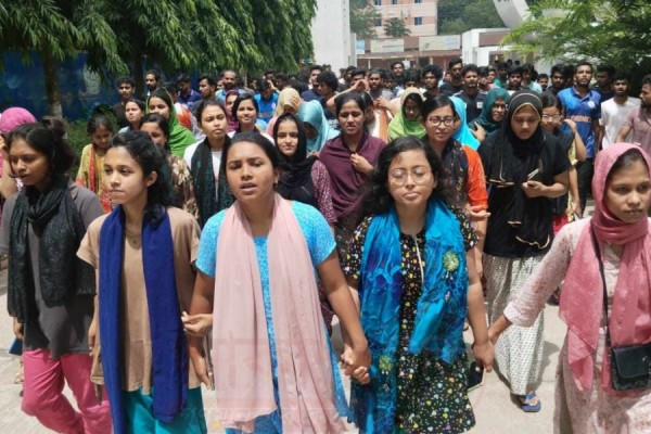 অনির্দিষ্টকালের জন্য বন্ধ কুবি, হল ত্যাগের নির্দেশে বিক্ষোভে উত্তাল কুবি